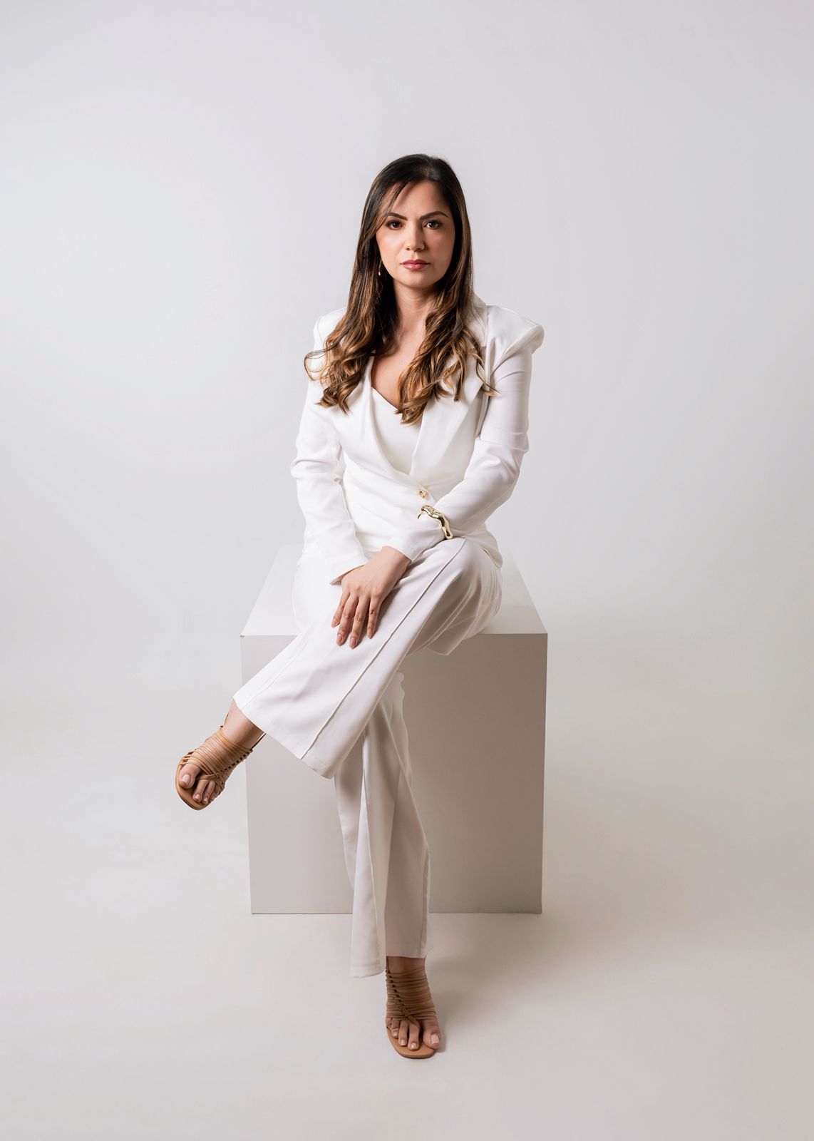 Dra. Simone Ferreira - Foto sentada